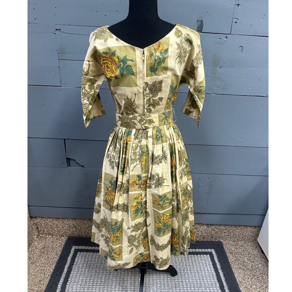 1950's Vintage Pleated Floral Dress with Belt - Picture 4 of 7